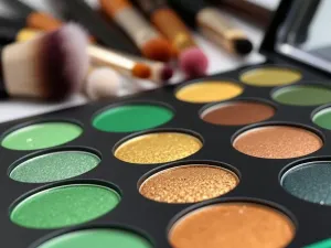 Jakie cienie do zielonych oczu wybrać? Oto najlepsze kolory!