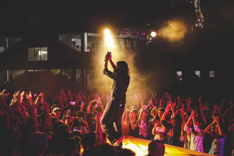 Jak ubrać się na koncert - stwórz idealny strój