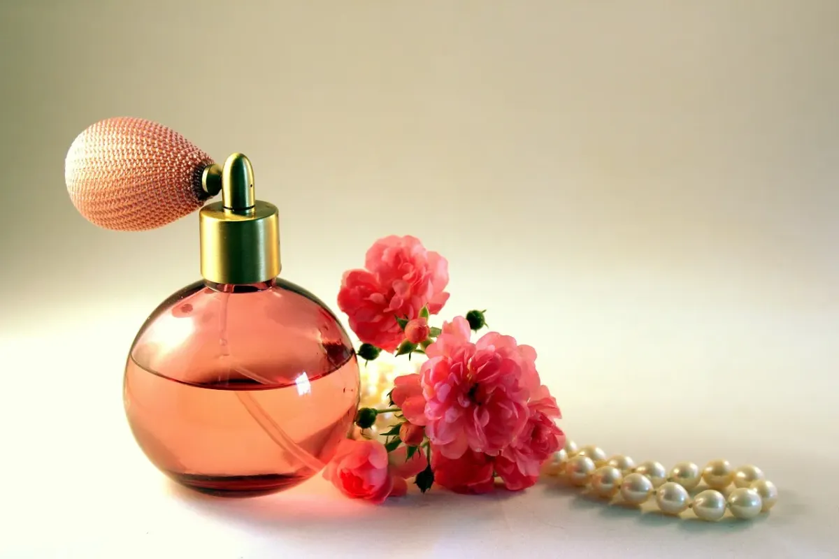 Perfumy damskie, które długo pachną – jak je wybrać?