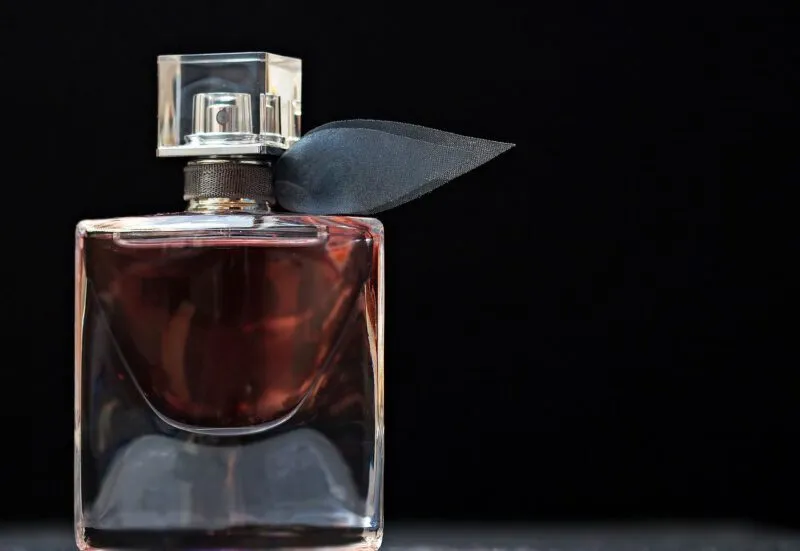 Perfumy damskie, które długo pachną - jak je wybrać?