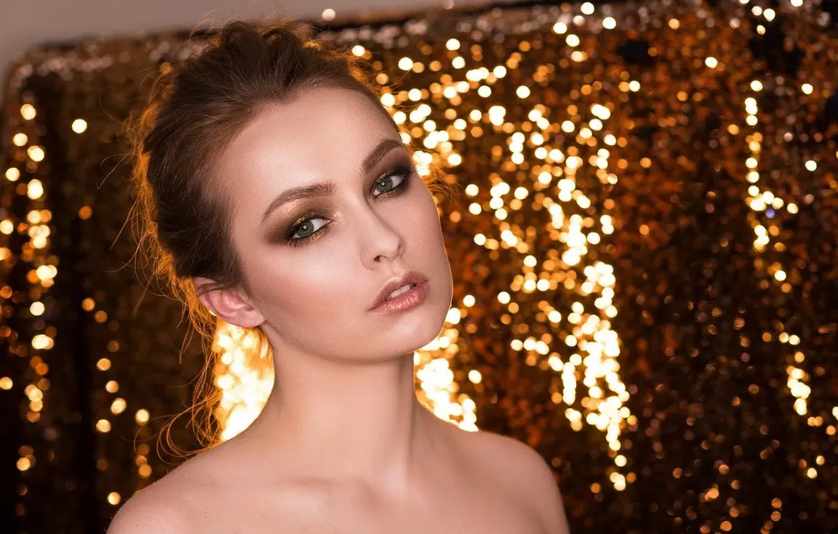 Czym jest makijaż glow? Strobing make-up