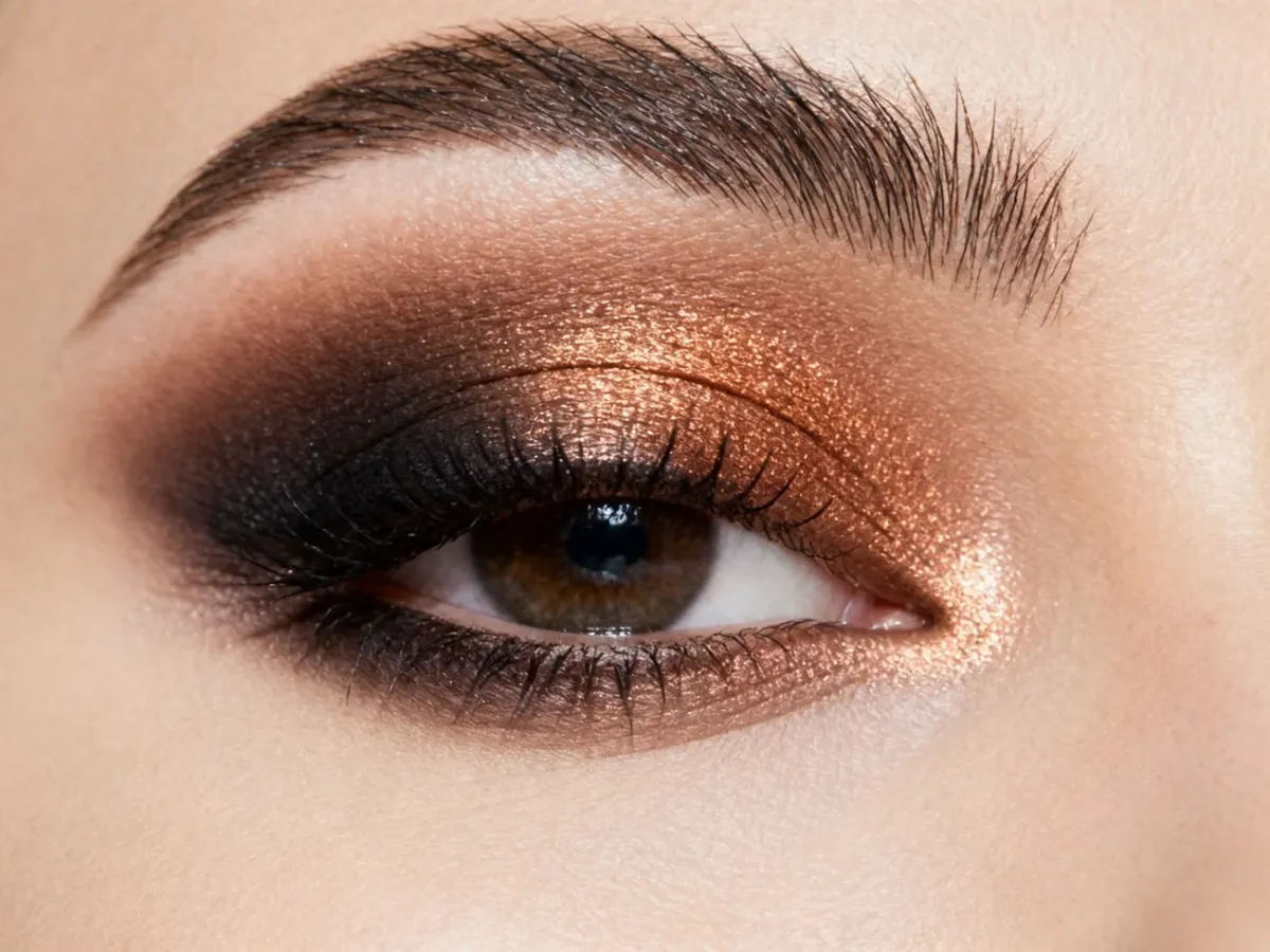 Starannie roztarte smoky eyes z ciemniejszym pigmentem przy linii rzęs