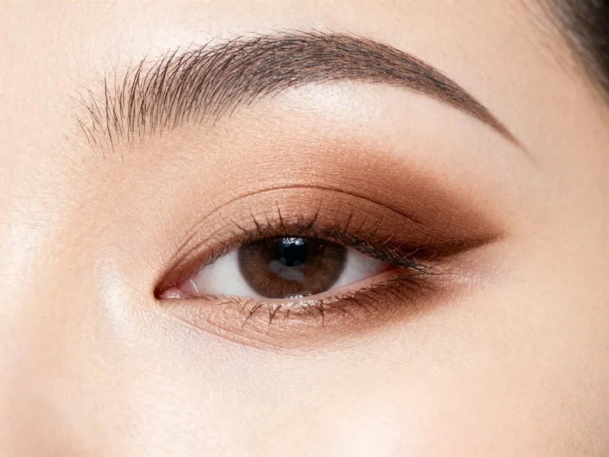 Makijaż oka wykonany techniką cut crease w neutralnych odcieniach