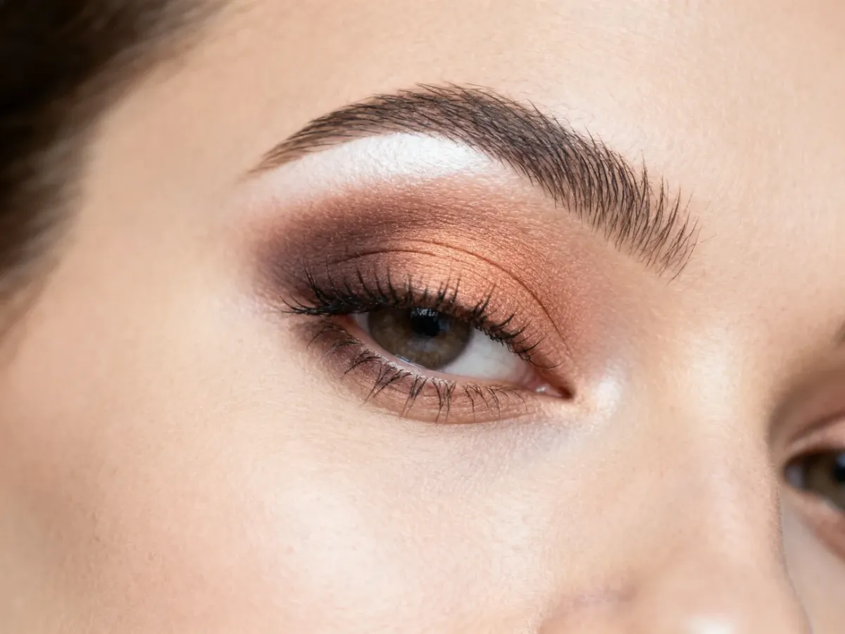 Delikatnie roztarte smoky eyes z rozjaśnionym wewnętrznym kącikiem
