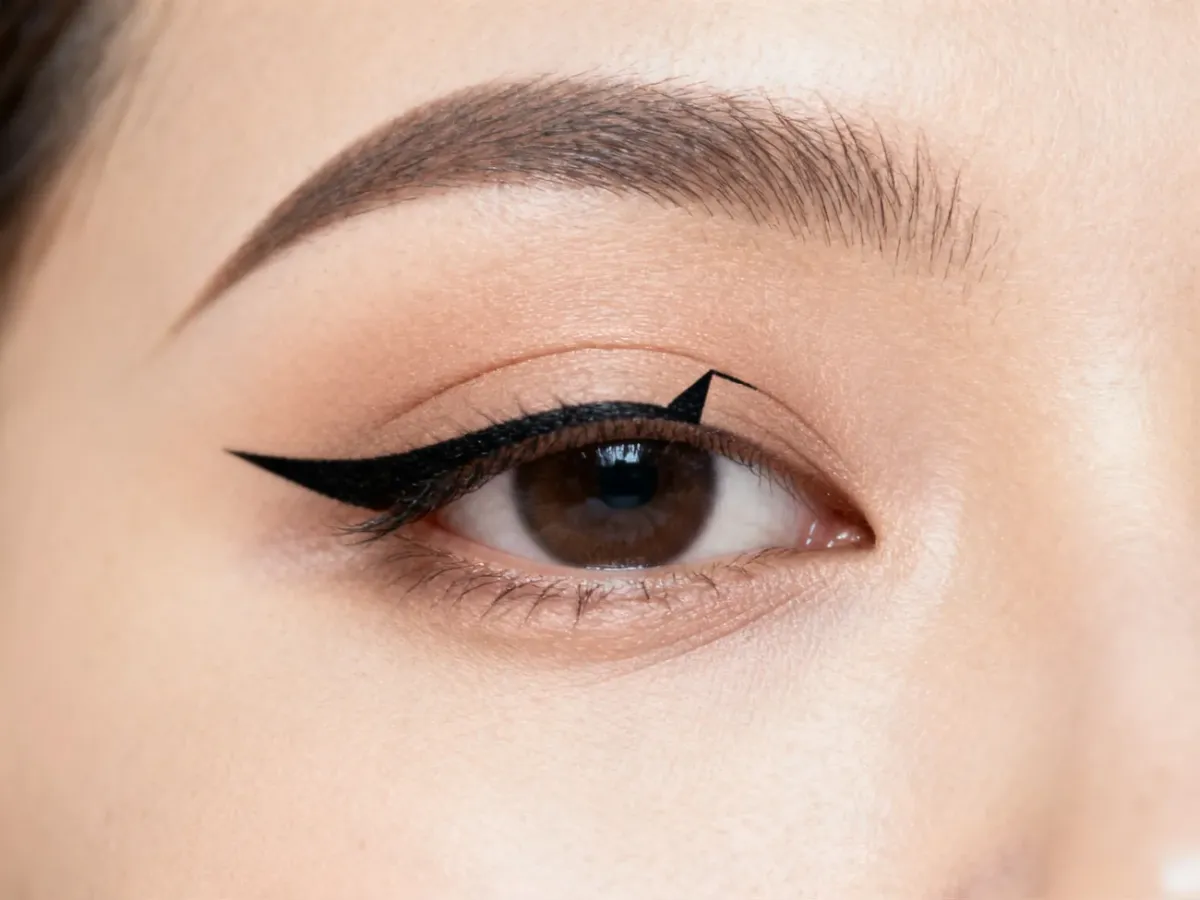 Otwarte oko z cienką kreską bat wing liner dopasowaną do opadającej powieki