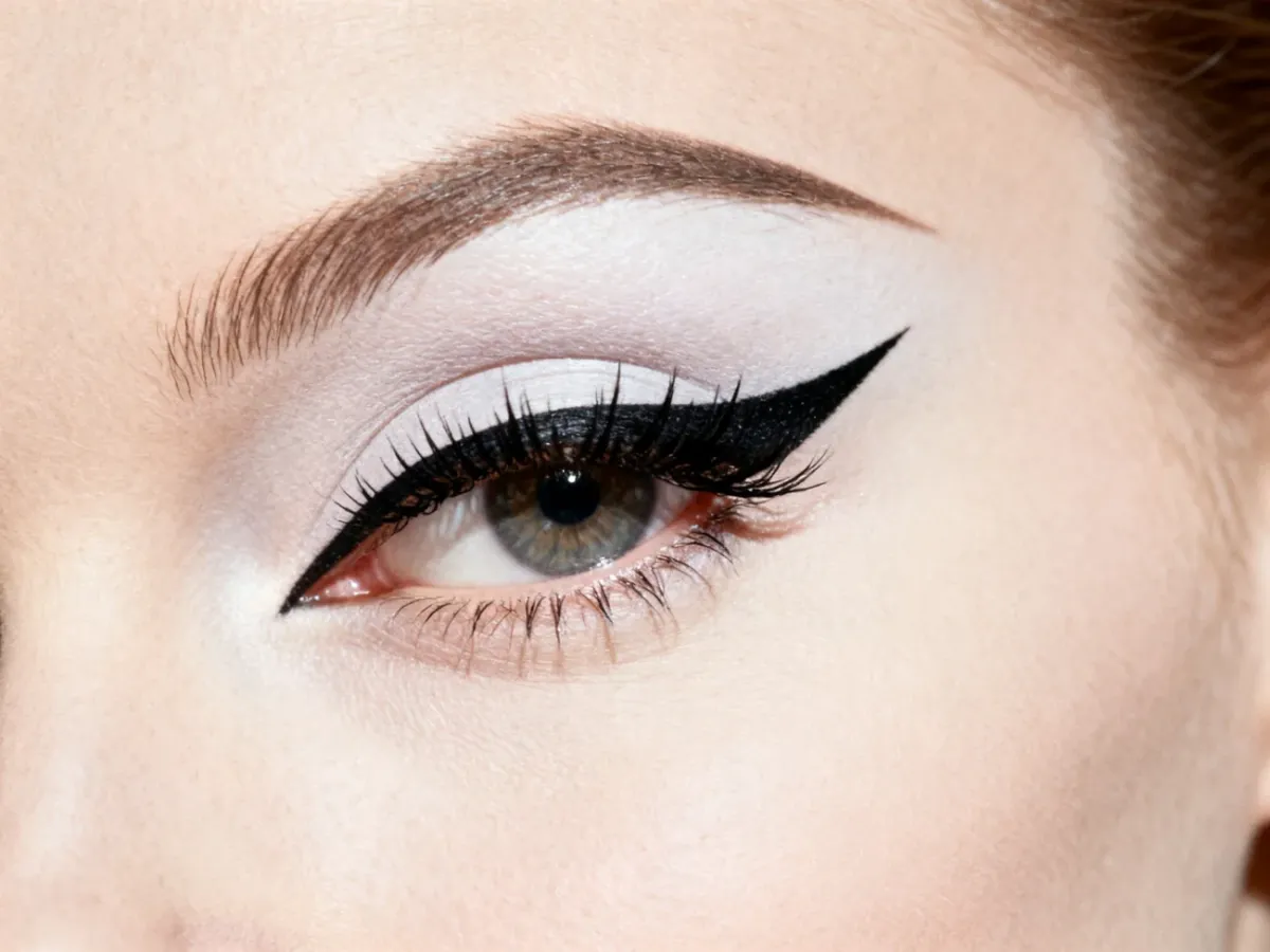 Zbliżenie oka w makijażu Mod z graficzną kreską, Cut Crease i mocno podkreślonymi rzęsami